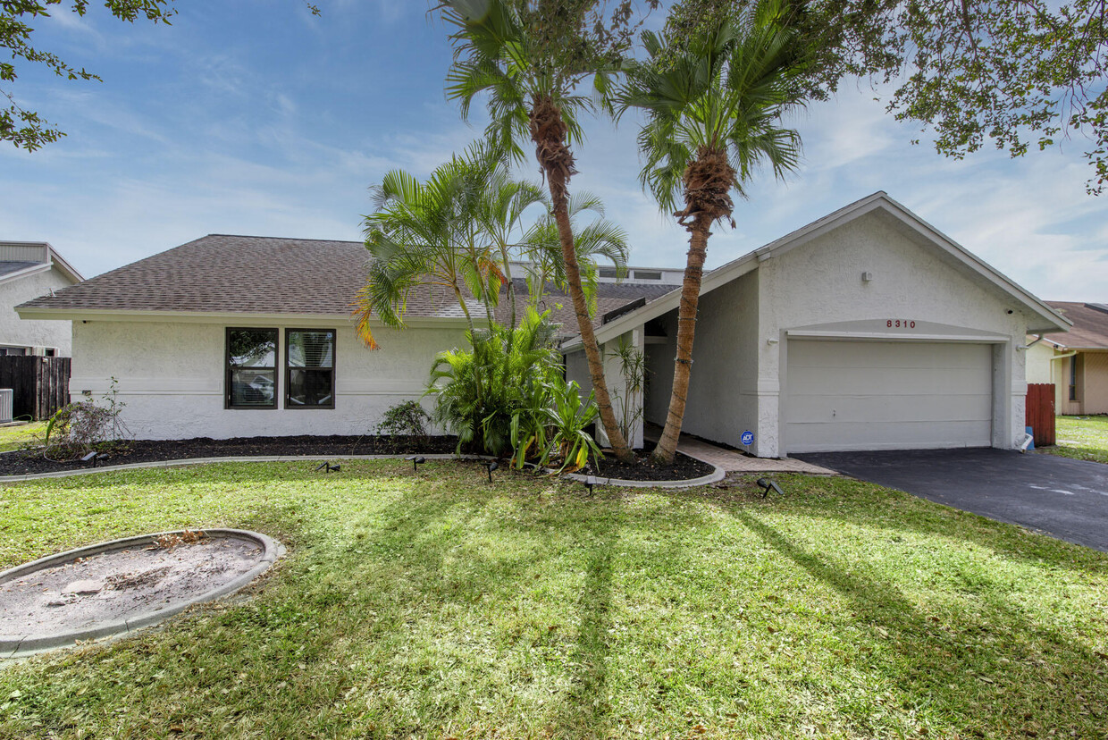 Foto principal - 8310 NW 51st Ct