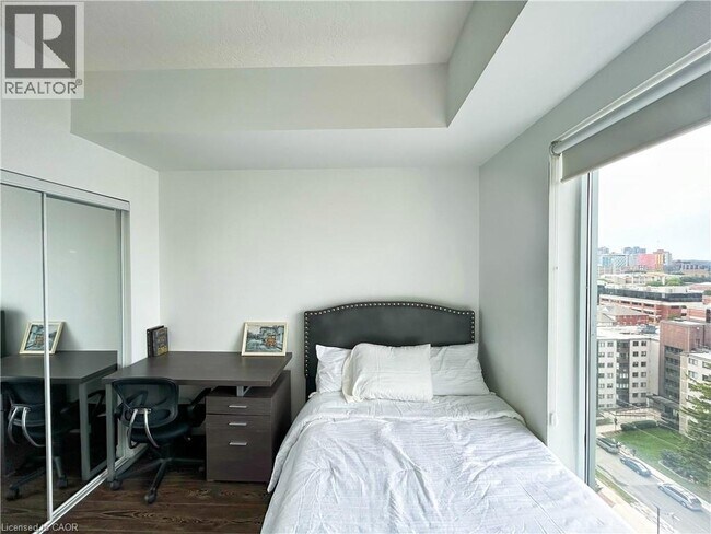 Photo du bâtiment - 158 King St N