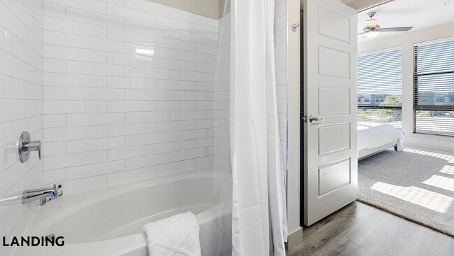 Foto del edificio - 14807 Woodland Hills Dr