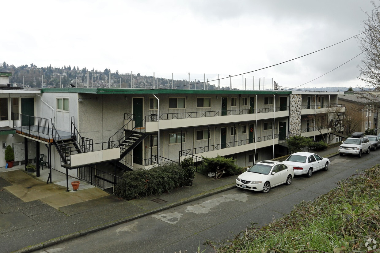 Primary Photo - Golf Crest Apartments