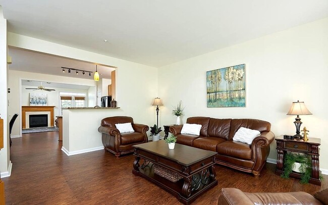 Building Photo - Beautifully maintained brick townhouse in ...