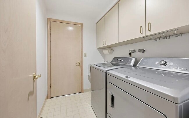 Foto del edificio - READY FOR MOVE IN NOW