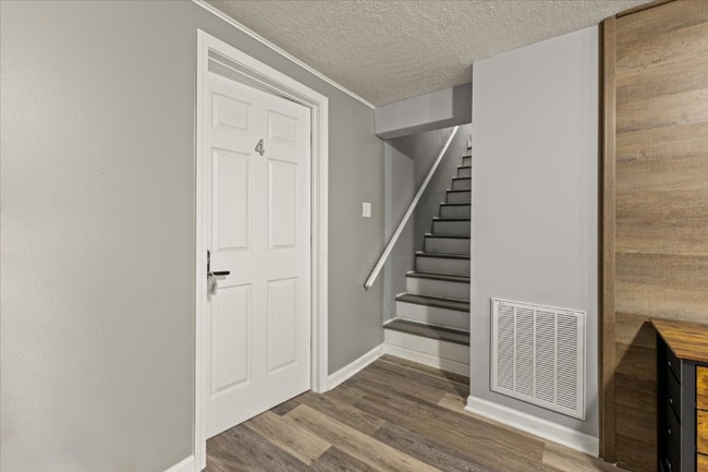 Building Photo - 350 Hill Park Dr