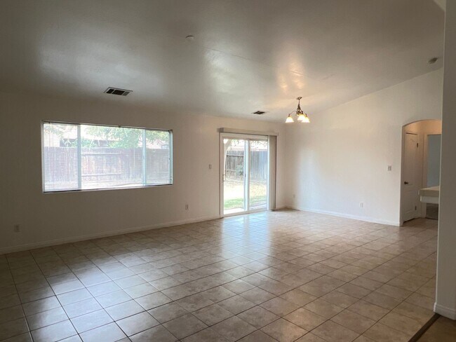 Building Photo - Southwest Bakersfield Home