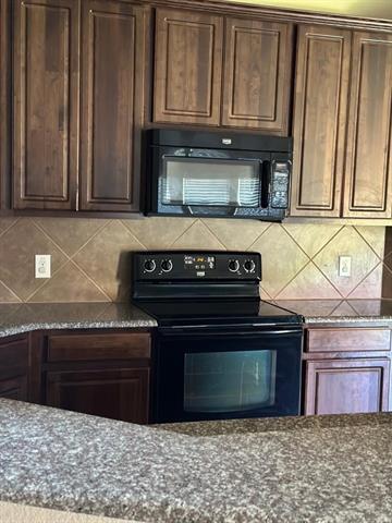 Foto del edificio - 5017 Hidden Pond Dr