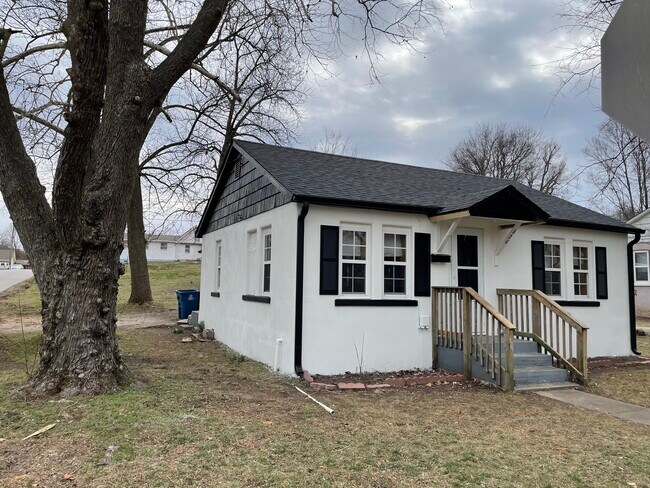 Side - 620 E 14th St