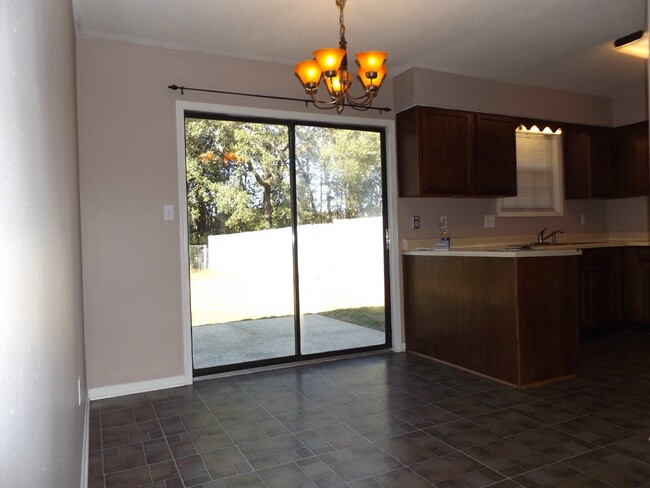 Building Photo - Spacious 2 / 1.5 duplex with a garage in t...