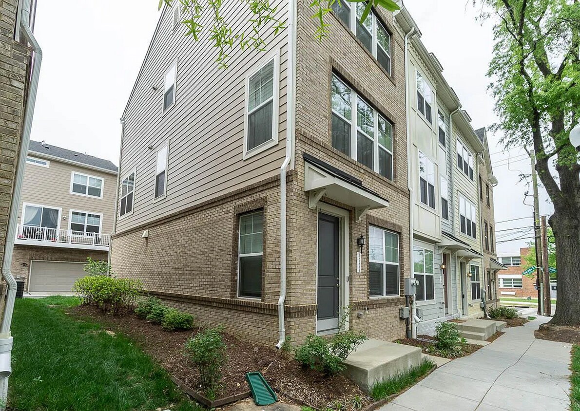 Foto principal - Stunning 3 BR/3.5 BA Townhome in Mayfair!