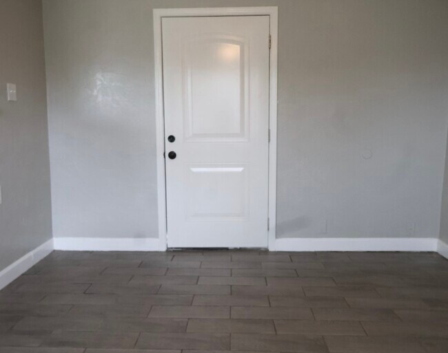 Foto del edificio - 7515 Bayway Dr