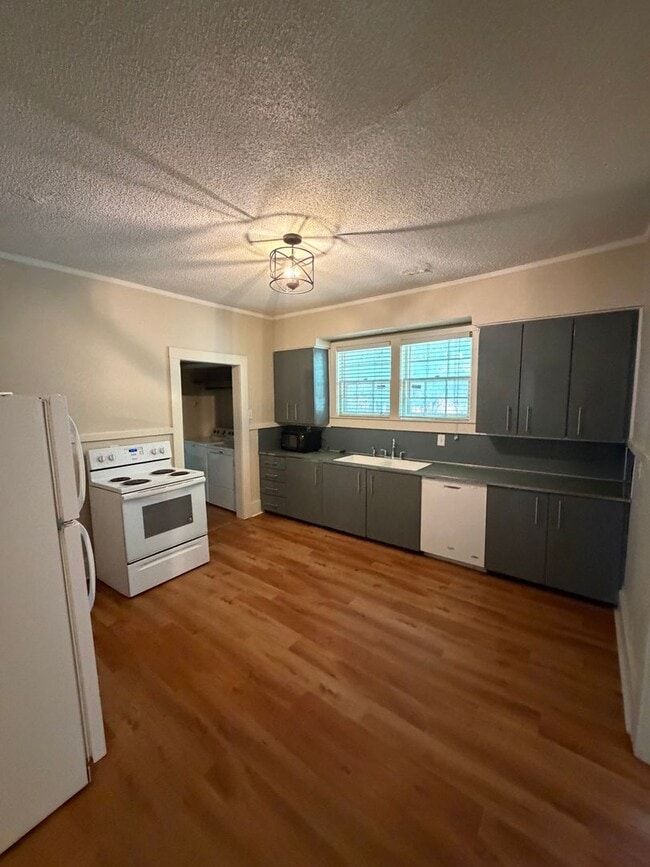 Building Photo - Charming Midtown Memphis Home Near Rhodes College