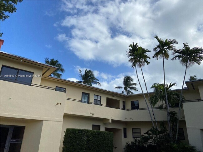 Foto del edificio - 32 Camden Dr