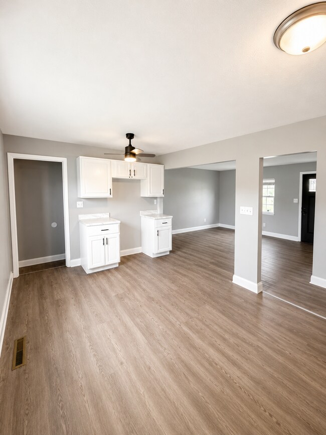 Foto del edificio - Stylishly Renovated 3-Bedroom Home with Finished Basement & Spacious Fenced Yard