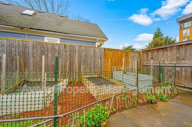 Foto del edificio - 626 NE Russell St