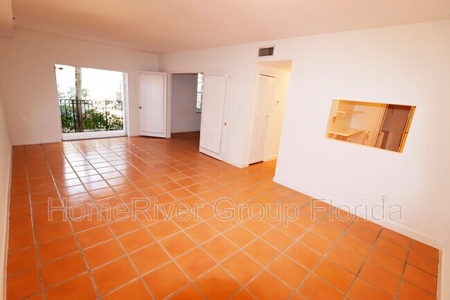 Foto del edificio - 323 Navarre Ave