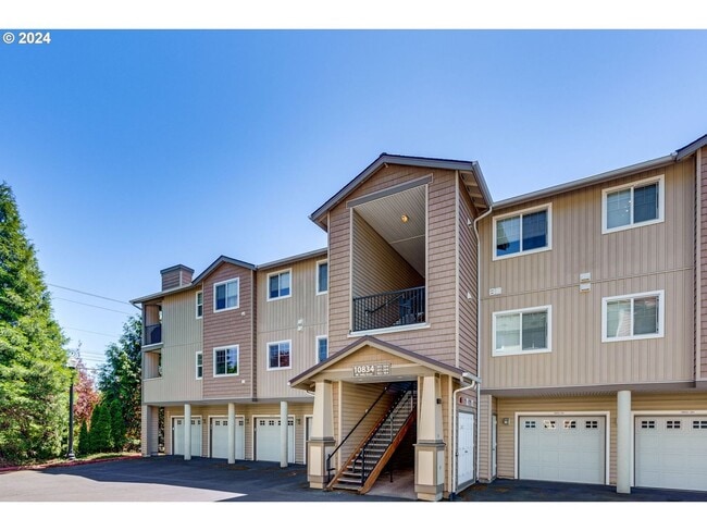 Spacious 2 Bedroom Condo in Hillsboro with Water/ Sewar & Garbage Included and 1 Car Garage! - Spacious 2 Bedroom Condo in Hillsboro with Water/ Sewar & Garbage Included and 1 Car Garage!