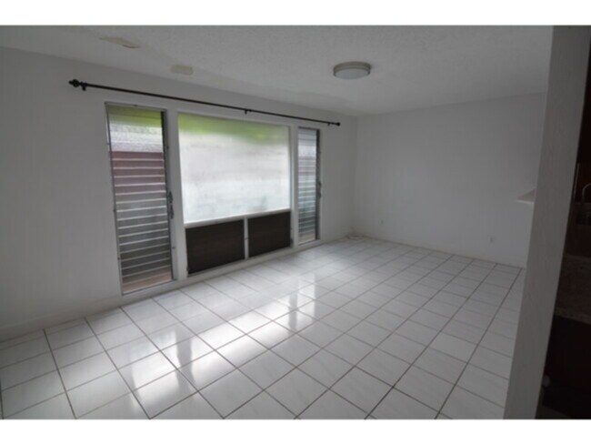 Building Photo - Large Immaculate 4 Bedroom, 2 Bath, 2 Park...