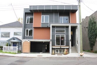 Building Photo - 1032 N Park St