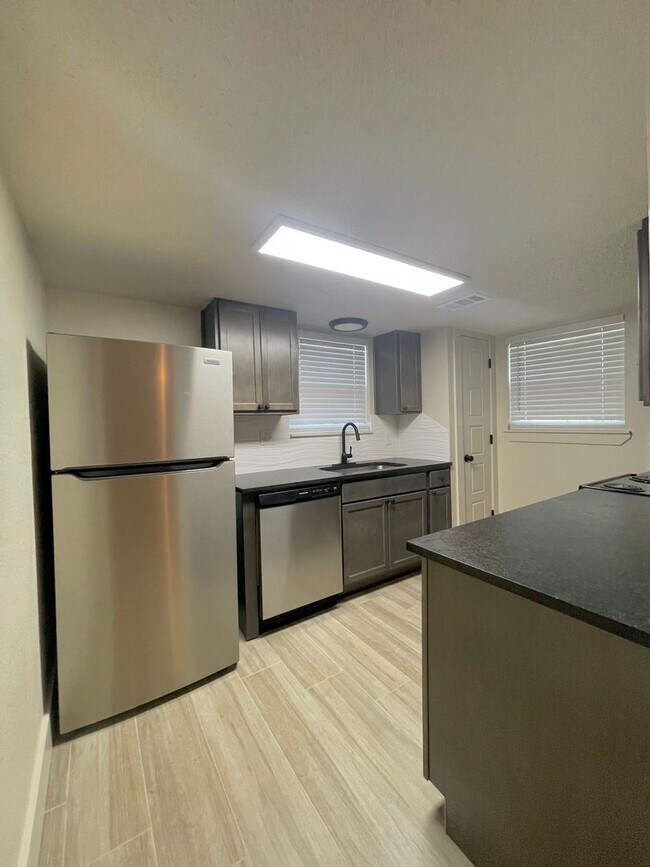 Foto del edificio - Location, Location, Location & Beautifully Renovated in 2023 2 Bedroom, 1.5 Bath, 1 Car Garage wi...