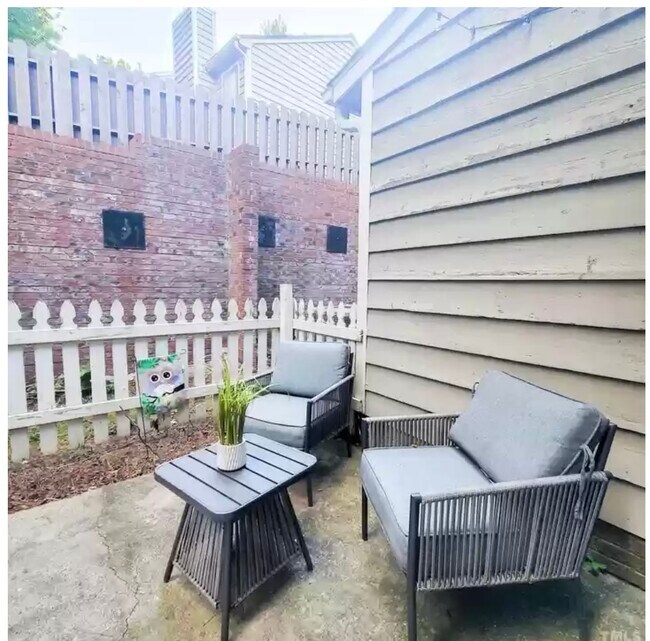 Foto del edificio - 104 Inverness Ct