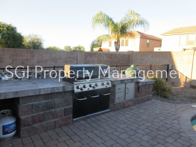 Building Photo - FANTASTIC 3 BEDROOM HOME WITH PRIVATE POOL