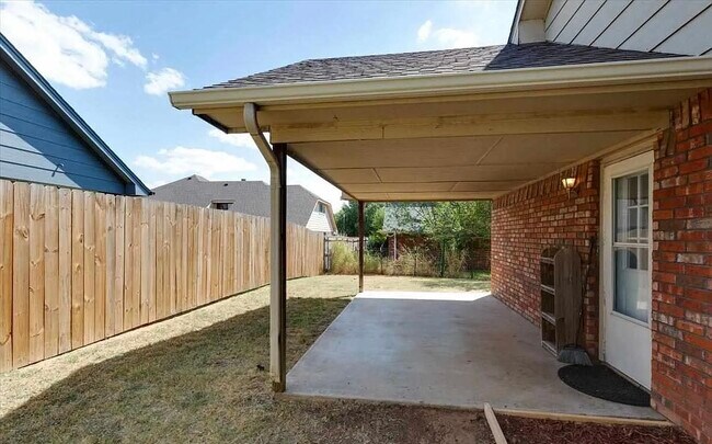 Building Photo - 3505 NE Buckingham Ln