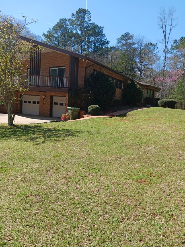 Foto del edificio - Charming 4BR/2.5BA Retreat on 2 Acres-Available Now!