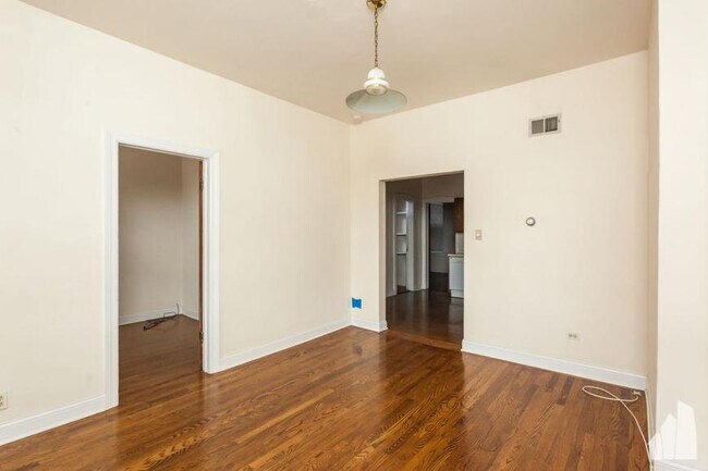 Foto del edificio - 2 bedroom in Chicago IL 60657
