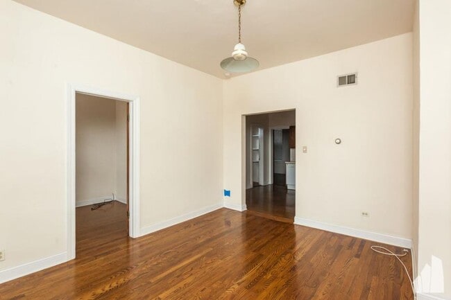 Building Photo - 2 bedroom in Chicago IL 60657