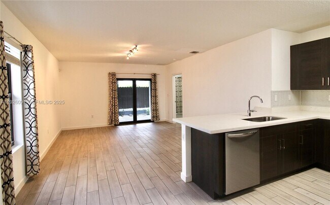 Foto del edificio - 561 NE 6th Pl