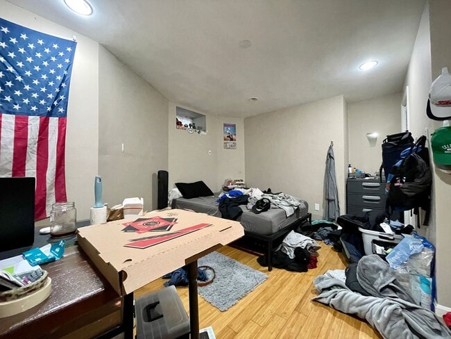 Building Photo - Renovated 3-Bed, 2-Bath Apartment Near Nor...