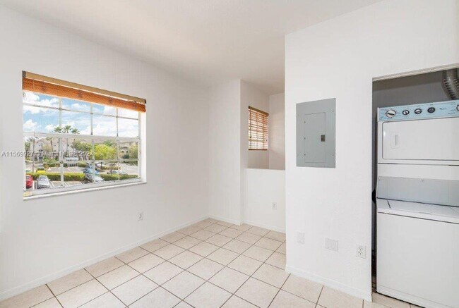 Foto del edificio - 5610 NW 114th Pl