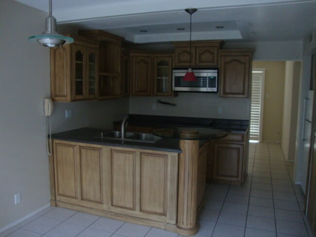 Kitchen with breakfast area - 1644 Lomaland Dr