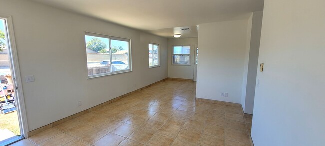 Building Photo - Oxnard 3+2 home with 2-car garage $2800
