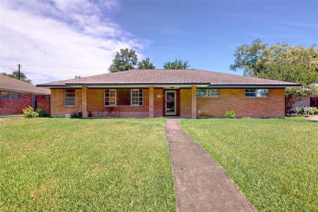 Building Photo - 4826 Waynesboro Dr