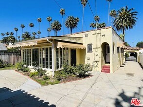 Building Photo - 203 N Doheny Dr