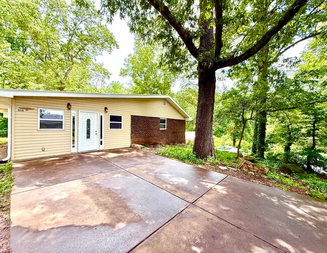 Building Photo - 6038 Old Bascomb Rd