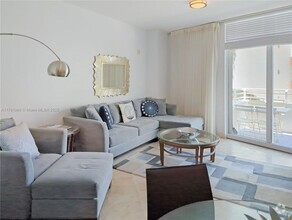 Building Photo - 225 Collins Ave