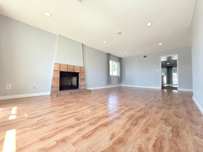 Building Photo - 9845 Hayvenhurst Ave