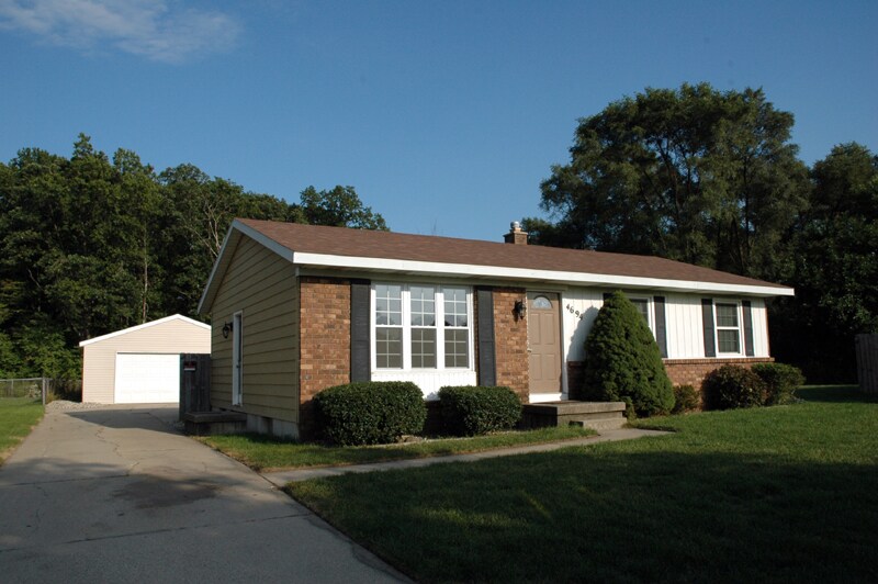 Primary Photo - Kellogsville 3 Bed, 2 Bath Home, 2 Stall G...