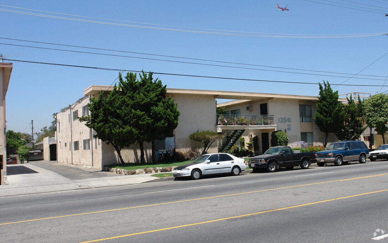 Primary Photo - 13541 Vanowen St