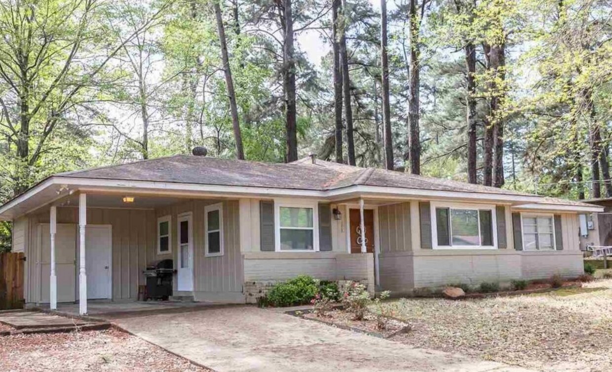 Primary Photo - 1205 Greenwood Dr