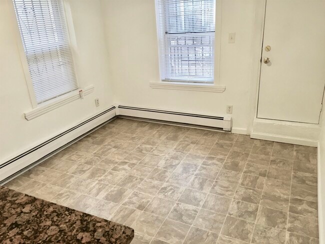 Building Photo - 283 Monmouth St