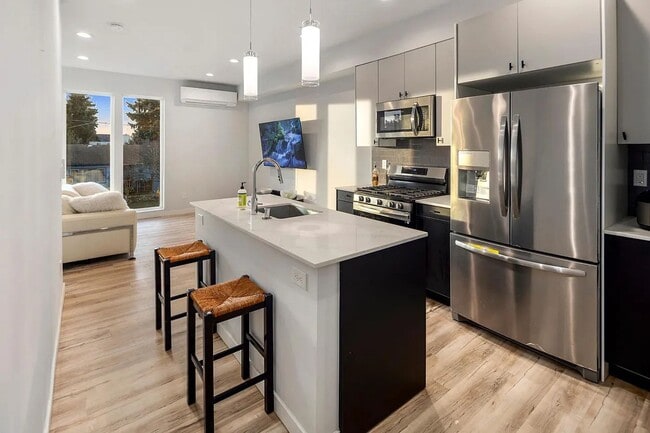 Building Photo - 3 Bed 2 Bathroom White Center Townhouse