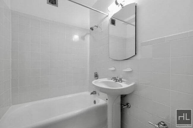 Building Photo - Large Studio. Doorman. Laundry. GYM & Elev...
