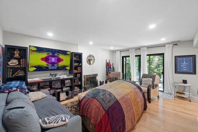 Foto del edificio - 1617 Greenbriar Ct