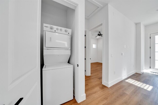 Building Photo - 1601 Mustang Dr