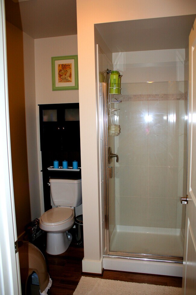 Building Photo - 699 John St