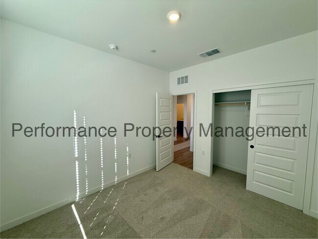 Foto del edificio - Gorgeous 5 Bed/3 Bath New Construction in Gossimer Grove w/ Solar