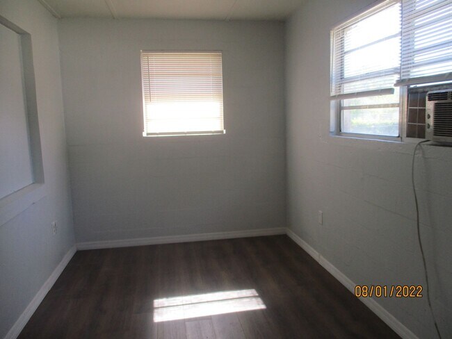 Building Photo - 3 bedroom, 2 bath Daytona Beach