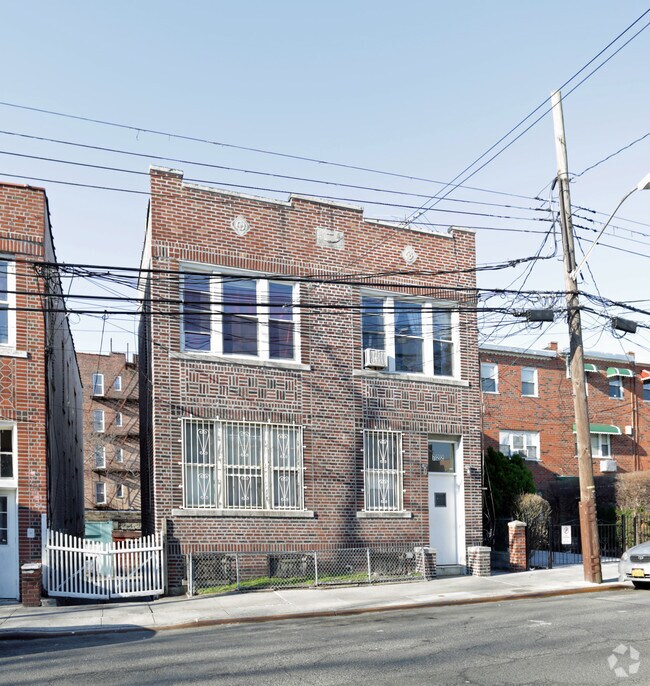 Building Photo - 722 E 229th